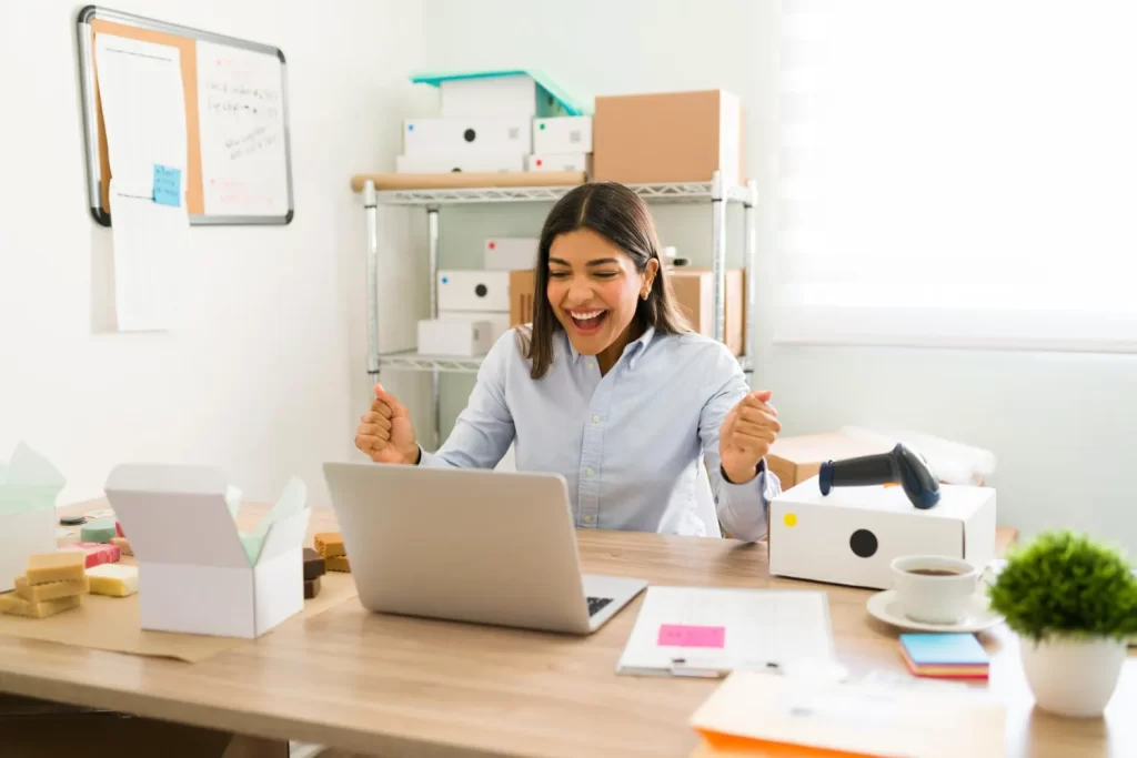 El 90% de los colombianos busca en Google antes de comprar. Tener una ficha completa en Google Mi Negocio con fotos, horario y reseñas puede hacerte aparecer en los primeros resultados sin pagar publicidad.