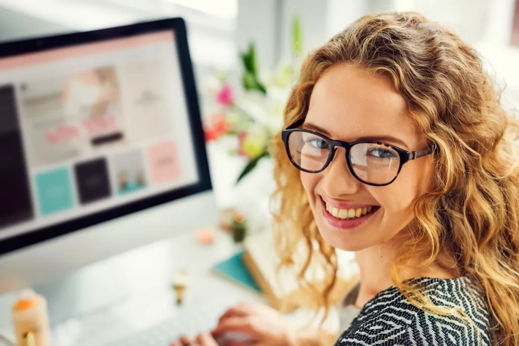 En Colombia, más del 70% de los consumidores busca información online antes de comprar. Sin embargo, gran parte de las pymes aún no cuentan con una página web o la tienen desactualizada.