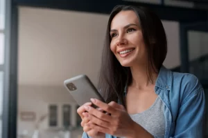 El Loop Infinito en Marketing no es solo una teoría: es una estrategia que te permite crecer de manera sostenible, sin depender únicamente de costosas campañas publicitarias. Para las pymes colombianas, significa aprovechar al máximo cada cliente que entra en contacto con tu negocio y convertirlo en una fuente de nuevos clientes.