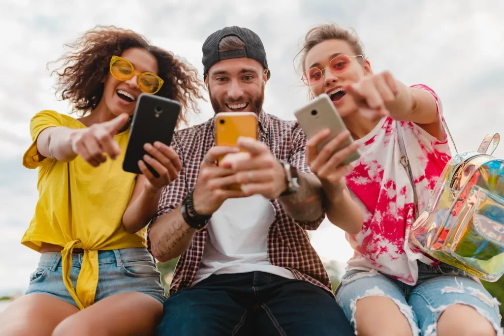 En Colombia, la penetración de la telefonía móvil es altísima, y para muchos ciudadanos, su smartphone es su única computadora.