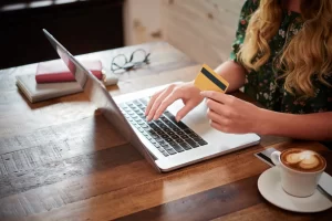 El comercio electrónico en Colombia ha crecido a pasos agigantados, pero aún existe una barrera importante: la desconfianza.