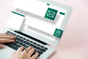 El email marketing sigue siendo una de las herramientas digitales con mayor retorno de inversión para las pequeñas y medianas empresas. A diferencia de las redes sociales, donde el alcance depende de algoritmos, el correo electrónico permite una comunicación directa y personalizada con clientes potenciales y clientes actuales.