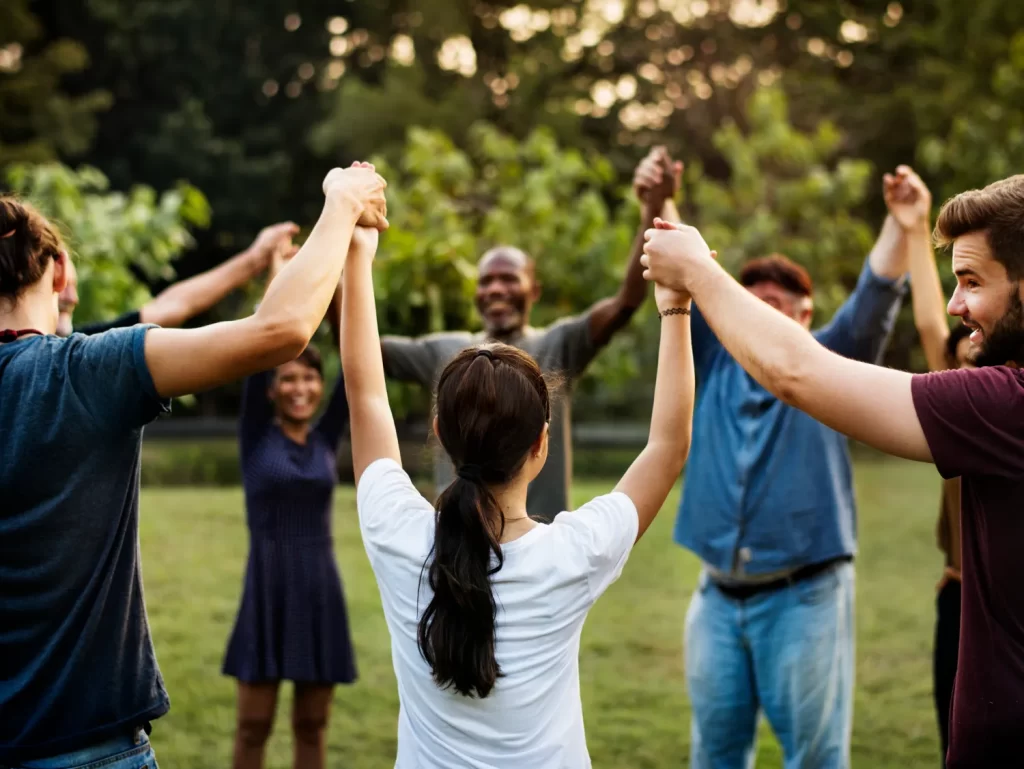 Las redes sociales para una cooperativa o fondo de empleados no deben ser una cartelera de anuncios de tasas de interés. El verdadero poder de plataformas como Instagram, Facebook o LinkedIn para el sector solidario radica en su capacidad para construir comunidad y fomentar el sentido de pertenencia (el famoso "orgullo solidario")