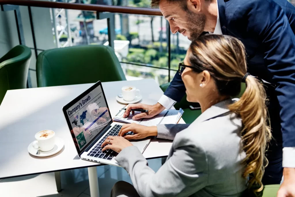 El mercado en Bogotá es inmenso y altamente competitivo. Todos los días, miles de capitalinos buscan en Google desde "restaurantes en Chapinero" hasta "agencias de diseño web en Usaquén".