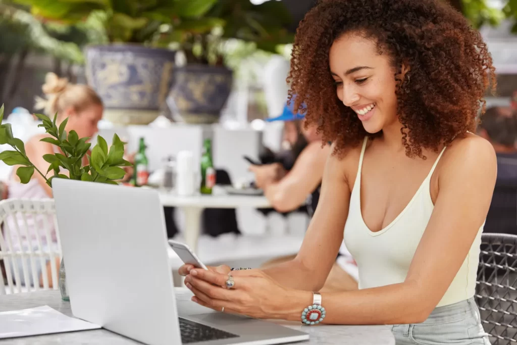 Si bien los fondos de empleados suelen tener un público cautivo (los trabajadores de una empresa específica), las cooperativas abiertas y las mutuales necesitan atraer constantemente a nuevos asociados del público general.