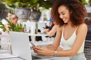 Si bien los fondos de empleados suelen tener un público cautivo (los trabajadores de una empresa específica), las cooperativas abiertas y las mutuales necesitan atraer constantemente a nuevos asociados del público general.