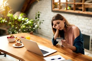 Muchas empresas en Colombia lanzan tiendas online sin estrategia y se sorprenden cuando las ventas no llegan. El problema: pequeños errores se multiplican en cada visitante que abandona la tienda.