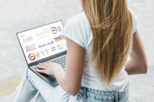 Manejar web sin analytics es como navegar sin brújula: no sabes dónde estás ni hacia dónde vas. Muchas tiendas online en Colombia tienen tráfico pero no saben convertir porque ignoran datos.