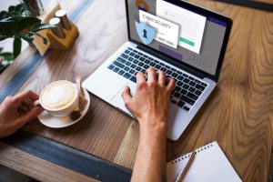 Un certificado SSL (HTTPS) no es opcional en 2026: es requisito básico para cualquier sitio que maneje datos de clientes. Cuando navegas a una web sin HTTPS, el navegador advierte "Sitio no seguro"; instant kill para confianza.
