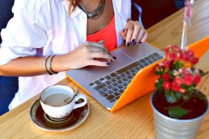 Una página web efectiva no es solo presencia online, es una herramienta de ventas 24/7 que trabaja por tu negocio. En 2026, los clientes en Colombia esperan sitios rápidos, seguros y fáciles de navegar.