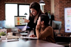 Cada día más empresas se debaten entre hacer su propia web con herramientas DIY o invertir en diseño profesional. La decisión no es obvia: DIY es barato y rápido, pero profesional es más pulido y efectivo.