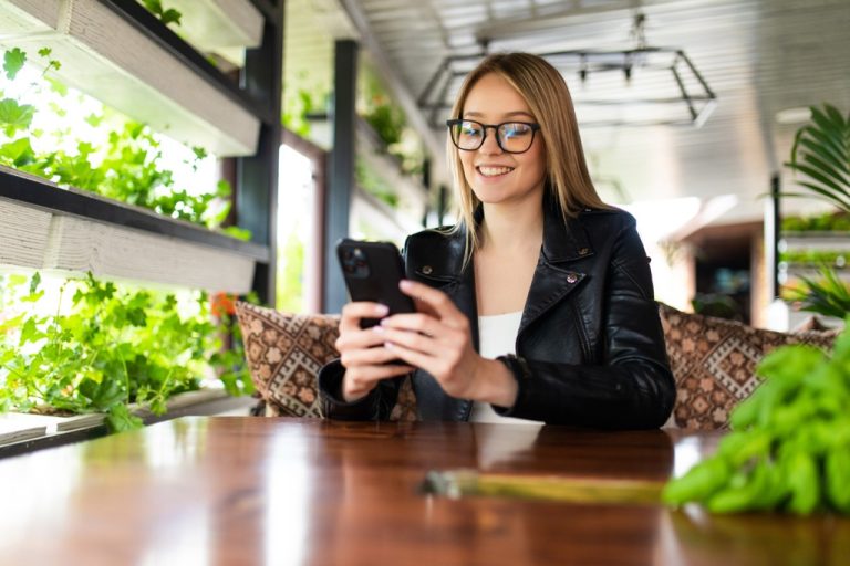 En Colombia, WhatsApp no es solo una aplicación de mensajería; es el canal de ventas y atención al cliente por excelencia. Las pymes que no integran esta herramienta en su estrategia de marketing digital y diseño web están perdiendo una conexión directa y culturalmente arraigada con sus consumidores.