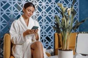 El posicionamiento SEO local es la herramienta más poderosa para las pymes en Colombia que dependen del tráfico físico, como un spa o centro de estética. Cuando un usuario en Bogotá, Medellín o Cali busca "masajes relajantes cerca de mí", los motores de búsqueda priorizan los negocios que tienen una presencia digital optimizada para esa ubicación geográfica específica.