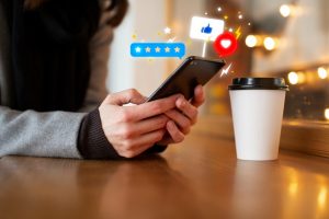 Cuando cliente potencial llega a tu tienda online, no te conoce. Confía más en opinión de otros clientes que en lo que tú digas de ti mismo. Esto es poder de validación social: personas confían en peers más que en marcas.