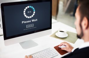 La velocidad es inversión en ventas directo. Mide tu sitio en Google PageSpeed Insights (aim para 80+ en mobile), implementa cambios de mayor impacto primero, y repite. Un sitio que carga en 2 segundos en lugar de 5 no solo convierte más: también atrae mejor posicionamiento en Google, clientes más satisfechos, y menos tasa de rebote. Es una de las mejoras de ROI más rápido en web.