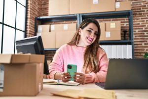 Con una tienda virtual puedes organizar tu catálogo, mostrar tus productos, facilitar el contacto, incorporar un carrito de compras y ofrecer alternativas para completar el proceso de venta.
