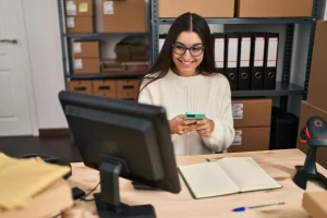 Tus clientes pueden conocer tus productos desde diferentes canales digitales y llegar a tu tienda para consultar la información disponible y realizar su proceso de compra.