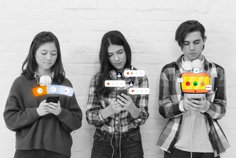 Tener presencia en redes sociales no significa necesariamente estar en todas. Una estrategia digital efectiva comienza con una pregunta mucho más importante: ¿dónde pasa más tiempo mi cliente ideal?